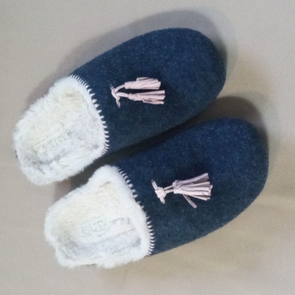 STRIVE SLIPPERS SIZE 6 BLUE NWOT
